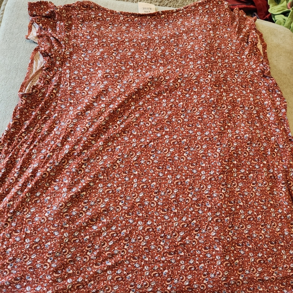 Woman's Top - Picture 3 of 3
